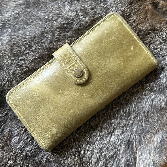 PLG Anjou wallet GUC - Picture 1 of 6
